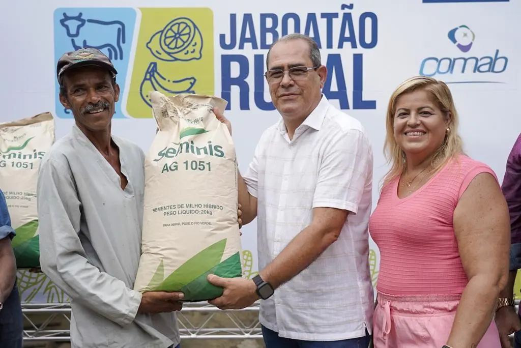 Prefeito do Jaboatão entrega sementes de milho a agricultores 