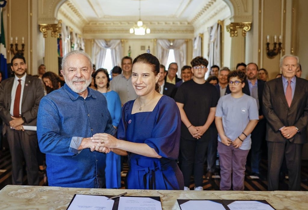 Raquel e Lula assinam acordo que encerra disputa por Noronha