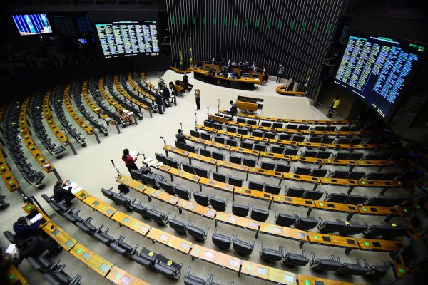 Câmara abre licitação para reforçar segurança após invasões