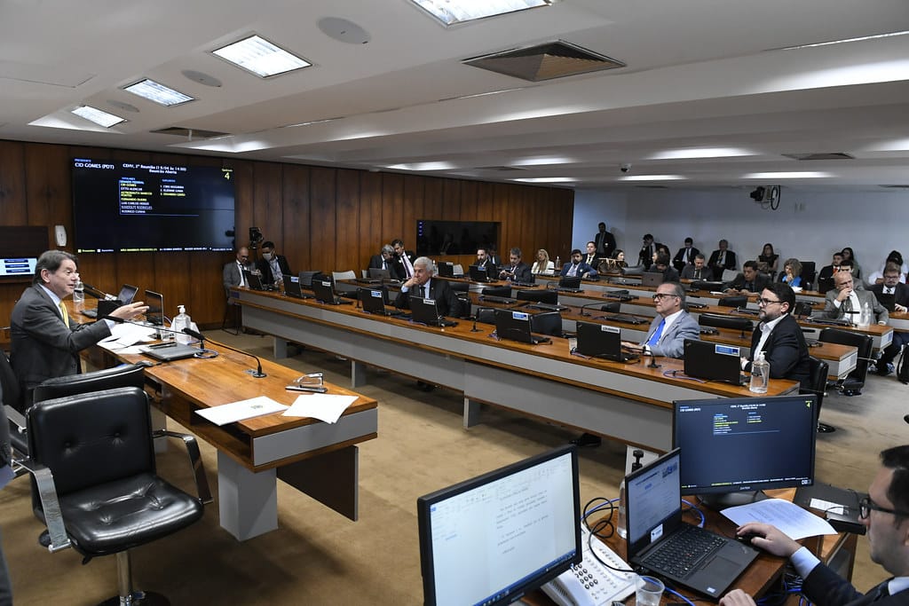 Dueire e Cid Gomes discutem energia limpa com secretário de PE