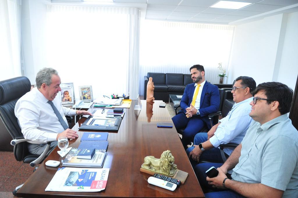 Álvaro Porto firma parceria com prefeito e lideranças de Altinho