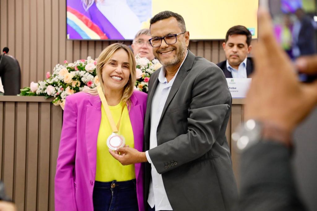 Alessandra Vieira é homenageada na Câmara de Santa Cruz