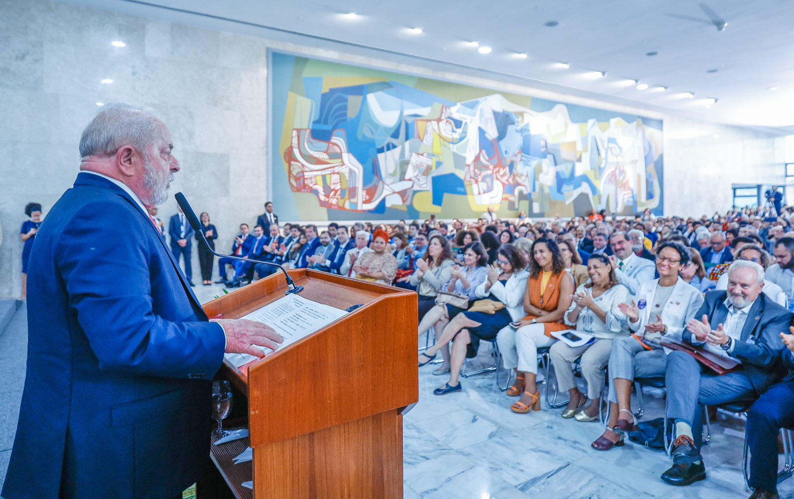 Lula rasga elogios à ministra Luciana Santos em evento 