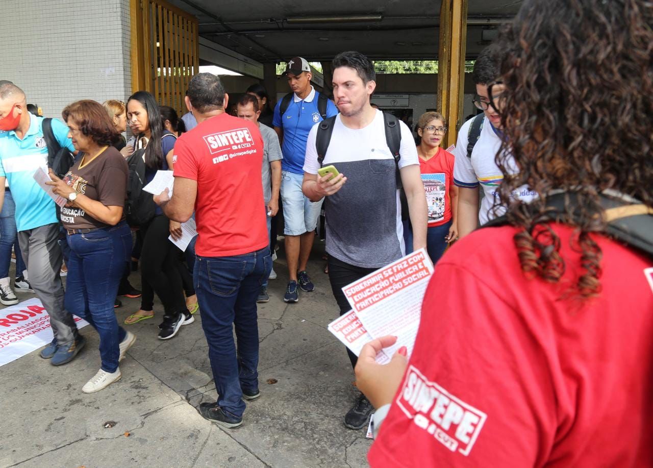 Profissionais da educação pública paralisam atividades nesta quarta (26)