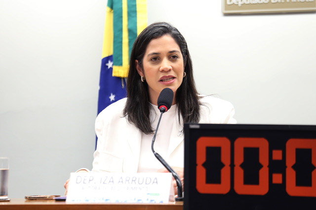 Iza Arruda preside audiência pública em defesa da vacina