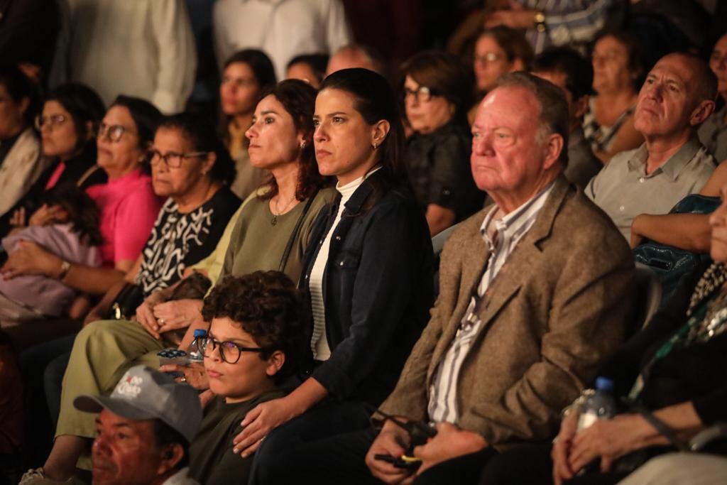 Raquel prestigia pré-estreia da Paixão de Cristo e vistoria obra da PE-145