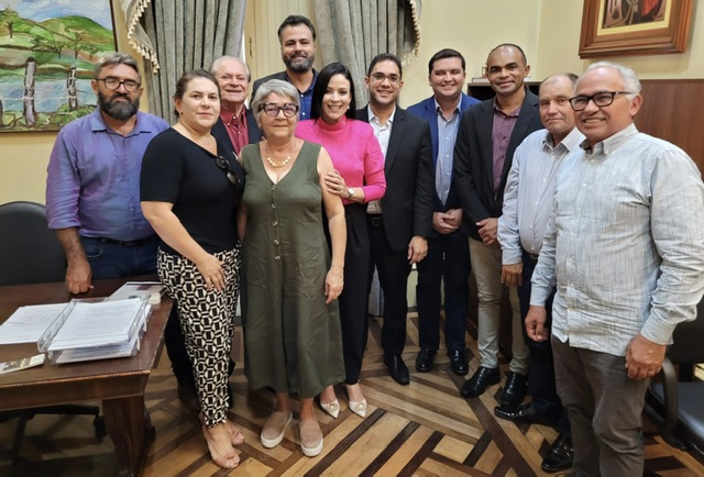 Márcia articula com Estado pagamento de fornecedores do programa Leite de Todos