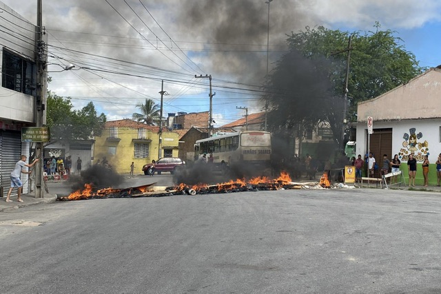 Protesto de moradores fecha um dos acessos à Feira de Caruaru