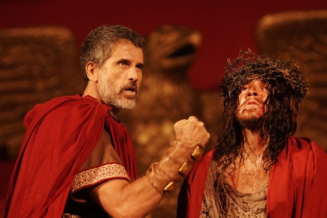 Cerca de 10 mil pessoas assistem à estreia da Paixão de Cristo