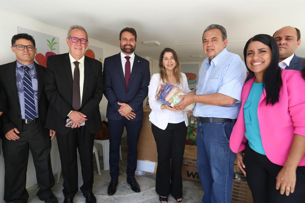 Alepe entrega donativos para Lar Paulo de Tarso após incêndio