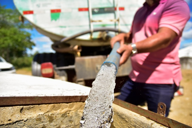 Prefeitura de Caruaru segue distribuindo água potável na zona rural