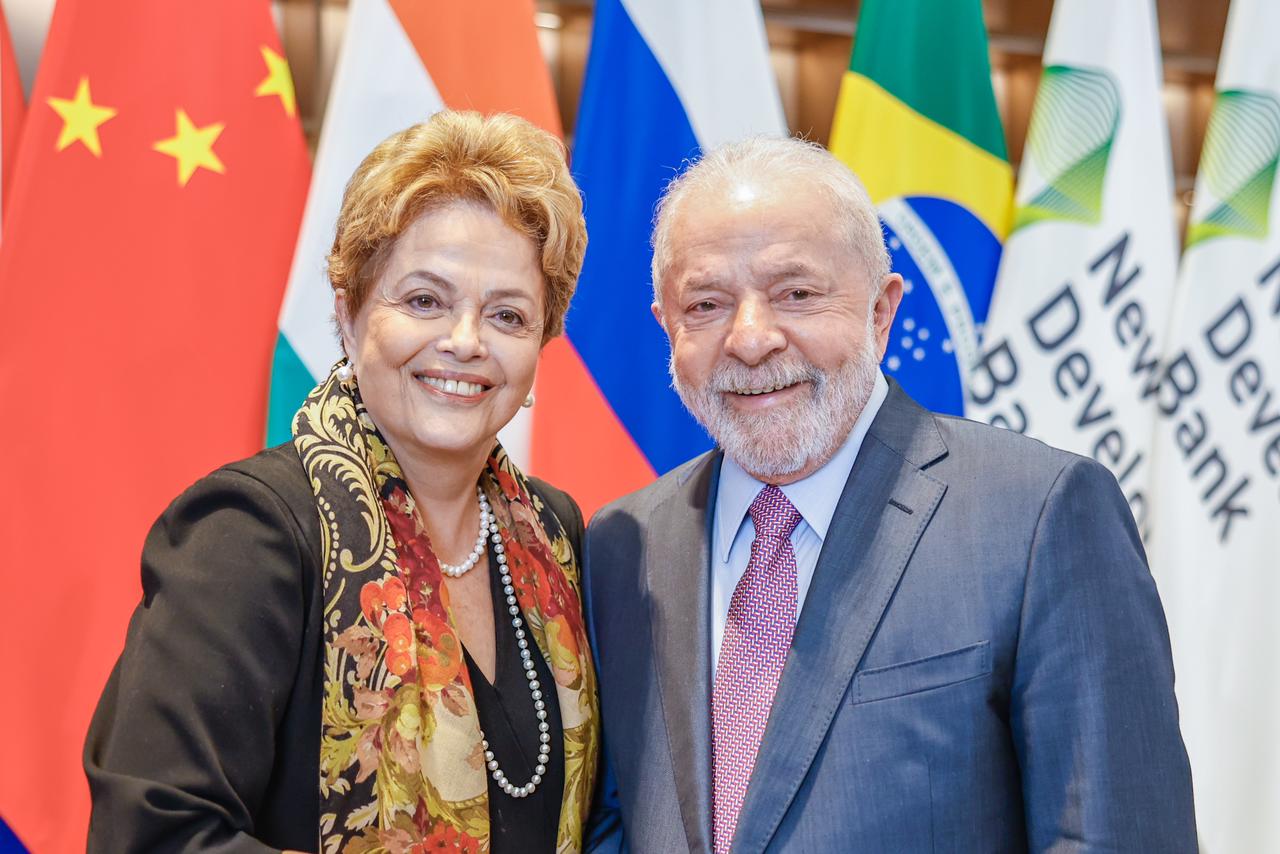Dilma Rousseff volta ao centro do poder pelas mãos de Lula
