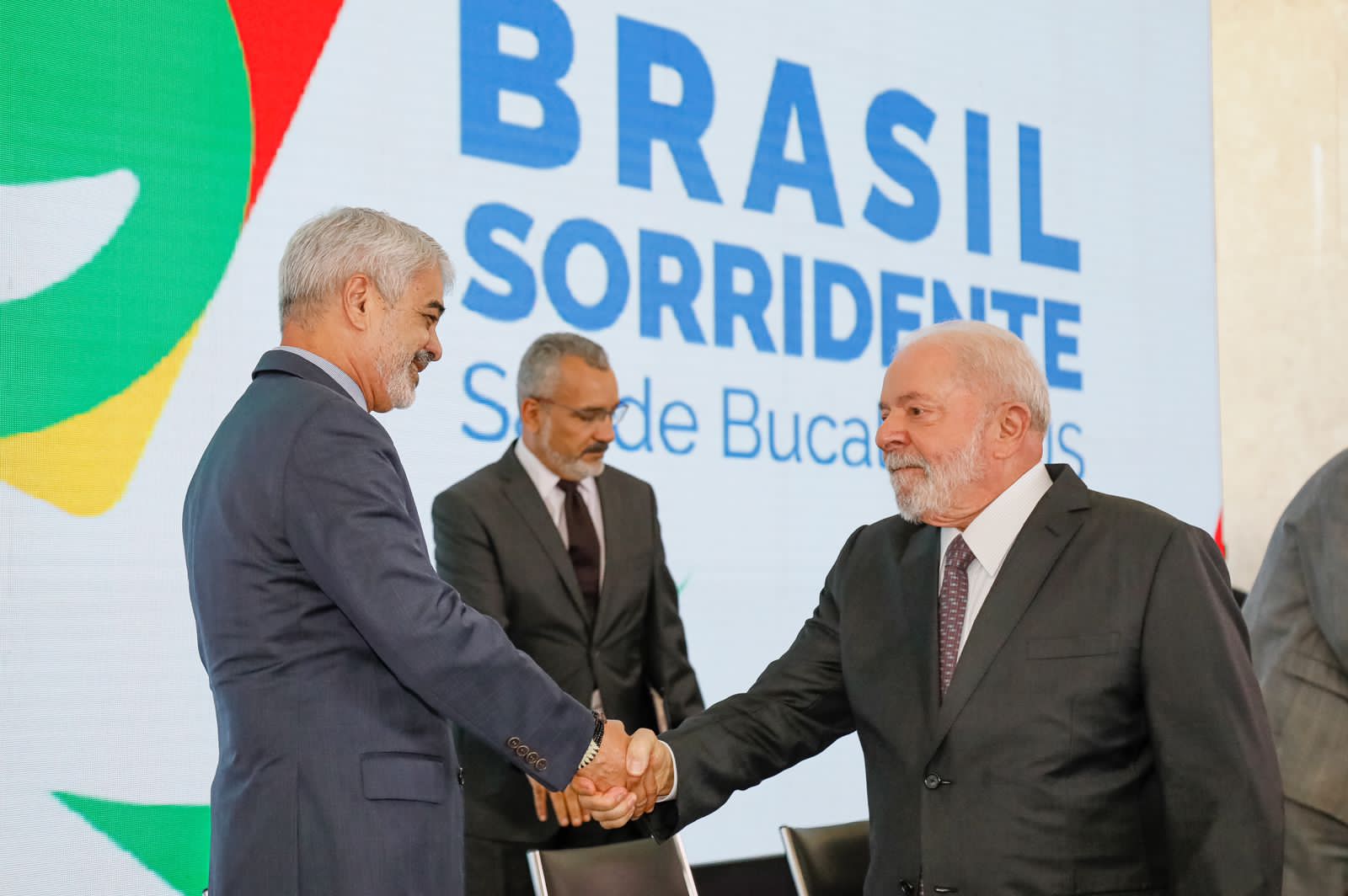 Ao lado de Humberto, Lula sanciona lei que relança Brasil Sorridente