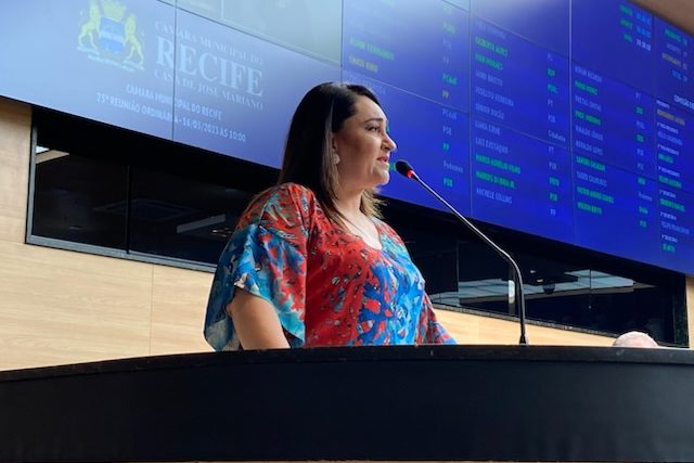 Emocionada, Aline Mariano toma posse na Câmara do Recife