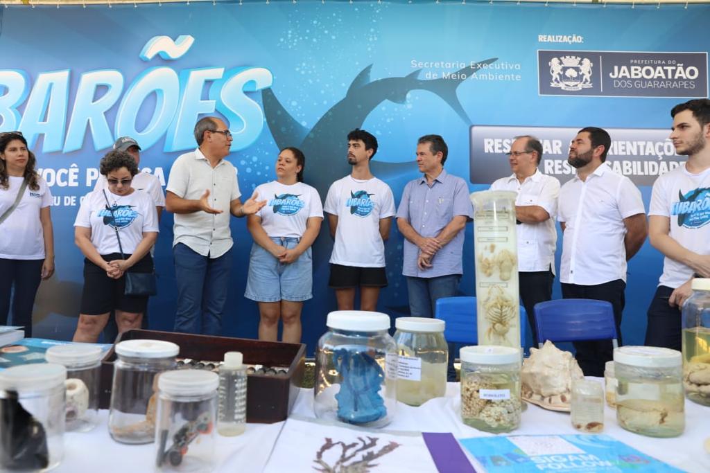 André de Paula e Mano Medeiros visitam exposição sobre tubarões no Jaboatão 