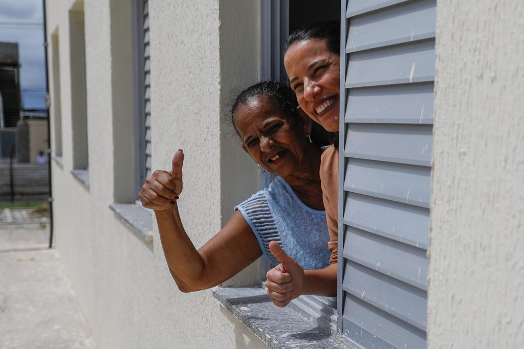 Raquel visita andamento das obras de habitacional em Caruaru