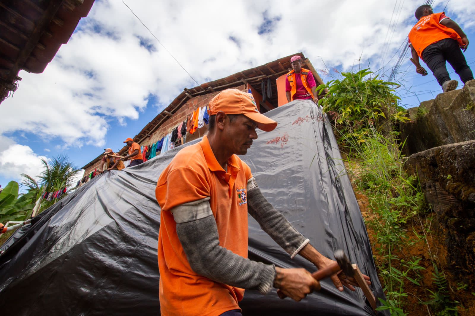 No Cabo, mais de 1.000 metros quadrados de lona são instalados em Juçaral