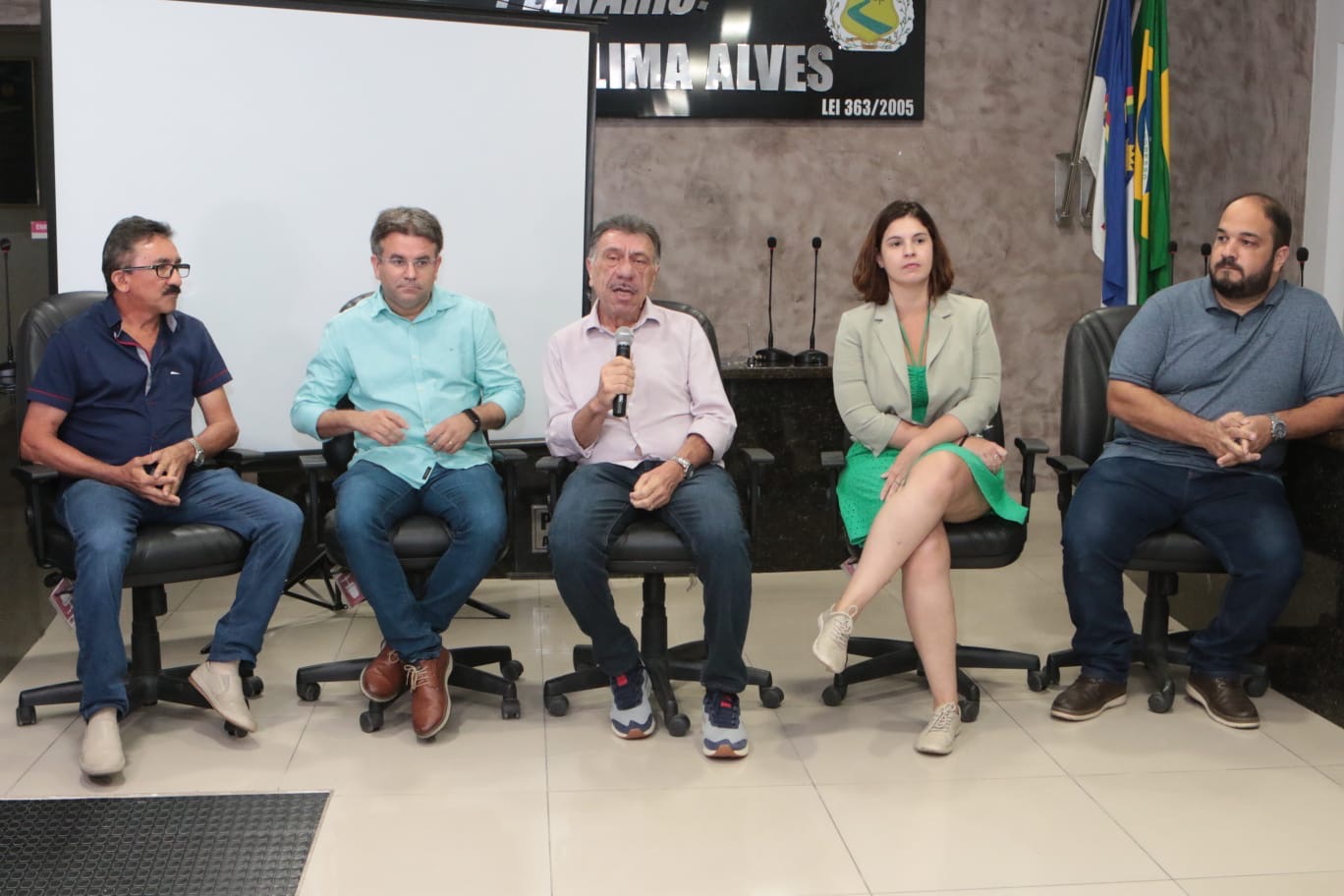 Patriota fortalece a cadeia produtiva da construção civil em visita ao Sertão