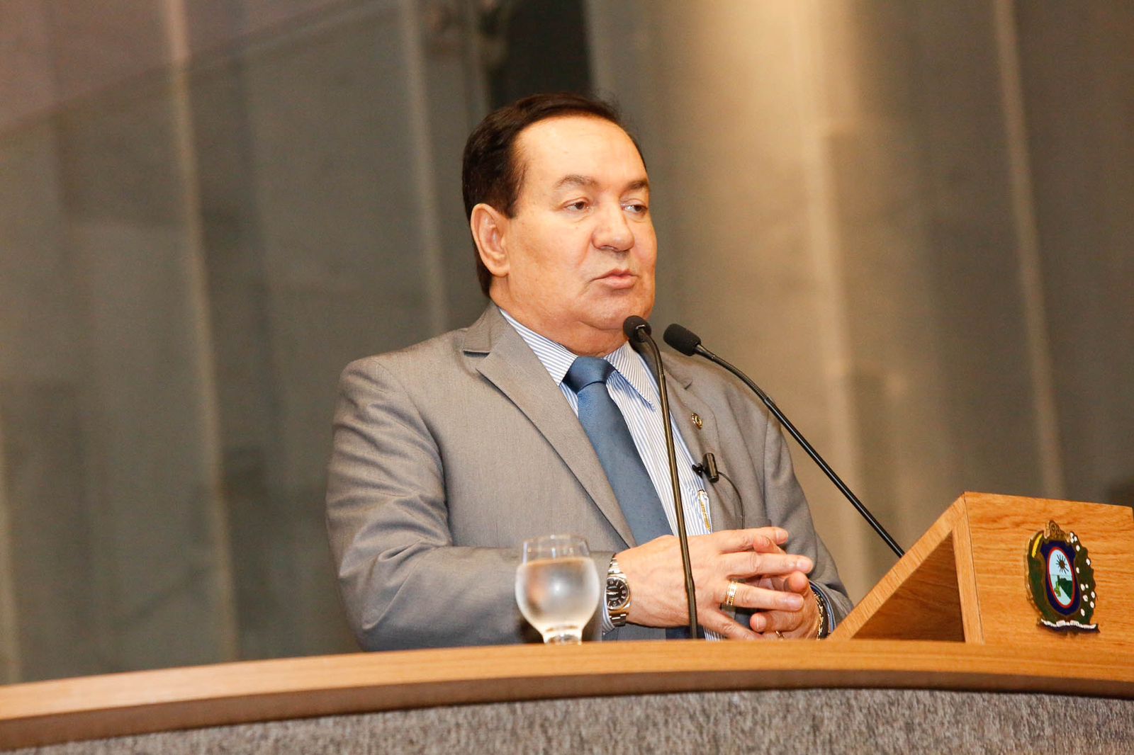 Apesar de aprovação de contas, TCE aplica multa em Izaías Regis e aliados