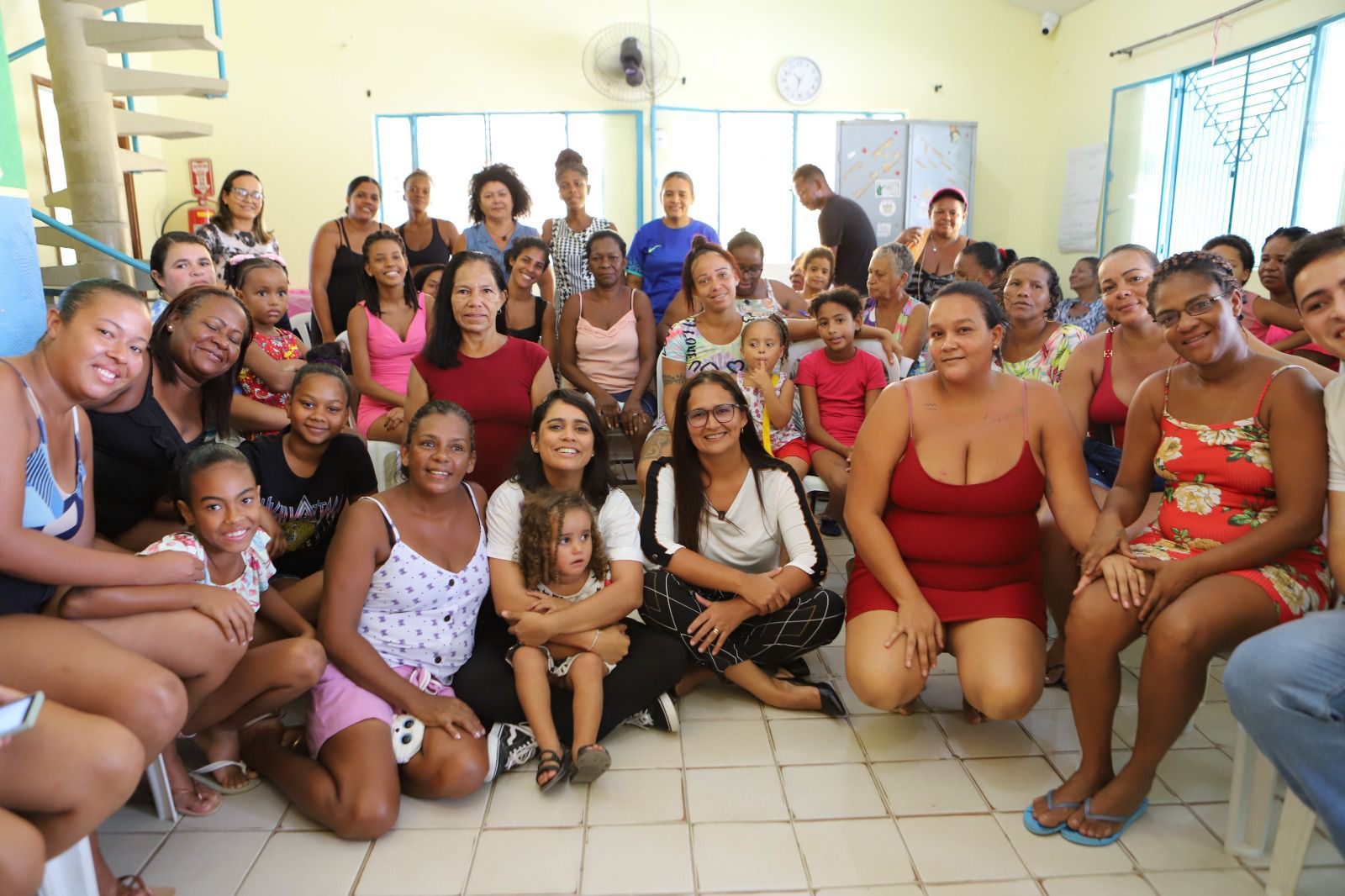 Lucinha Mota se reúne com mães do bairro de Peixinhos, em Olinda