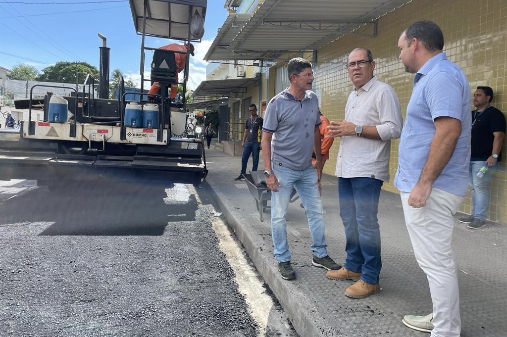 Mano Medeiros vistoria obra de pavimentação em Prazeres