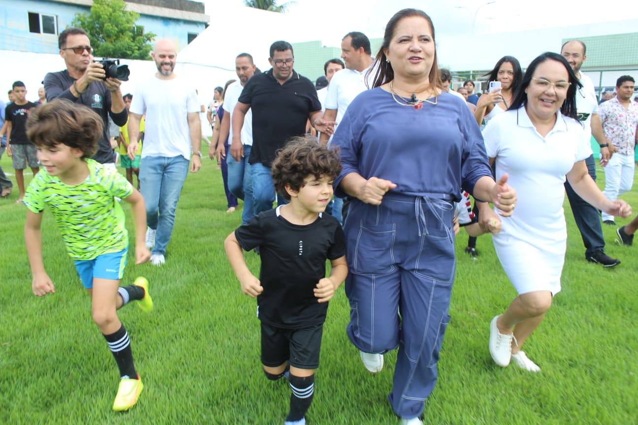 Prefeita Célia Sales entrega requalificação do Estádio de Camela