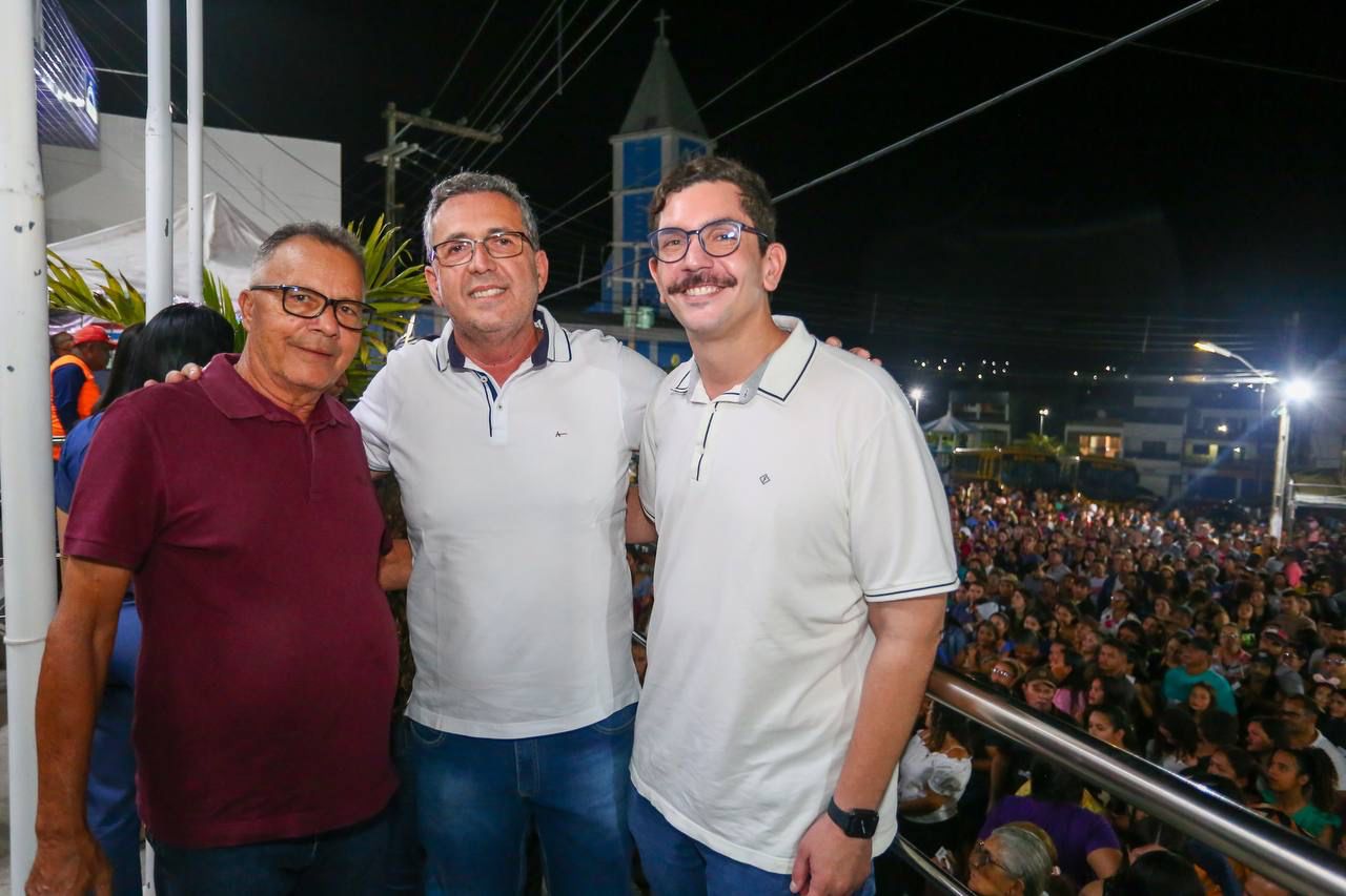 Eriberto Filho participa da entrega de dois ônibus em Jurema