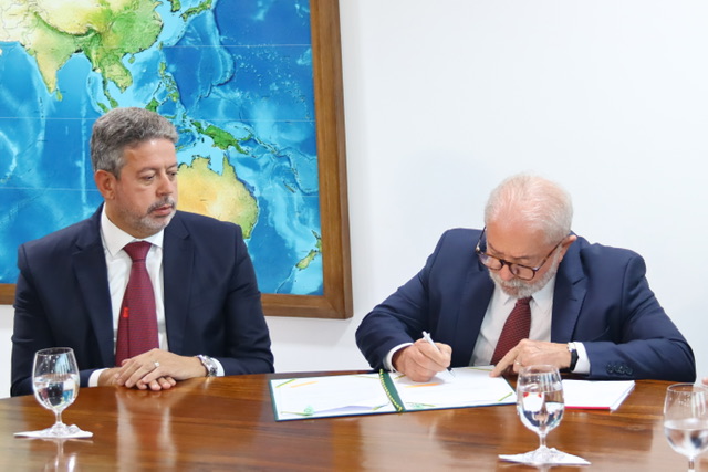 Lula manda pagar R$ 9 bilhões do Orçamento Secreto de Bolsonaro que ficaram ‘pendurados’