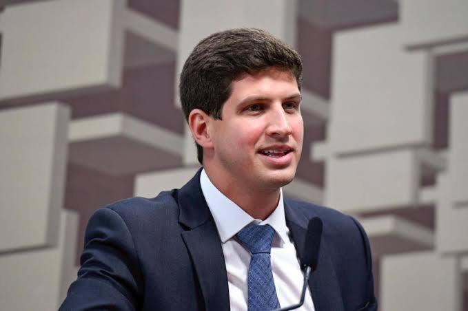 Nova pesquisa aponta vitória de João Campos no primeiro turno