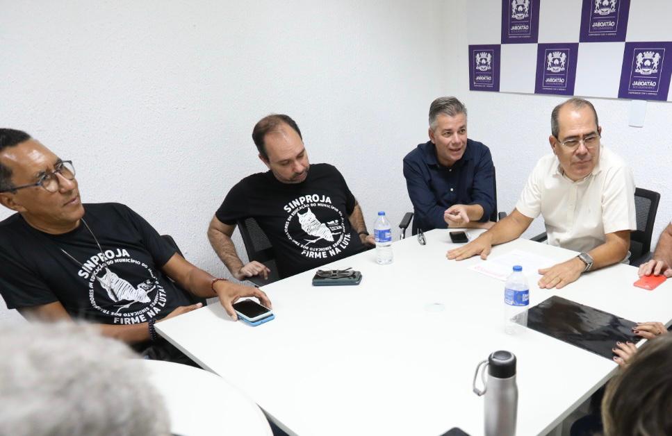 Mano Medeiros anuncia reajuste de 9,95% para profissionais da Educação do Jaboatão