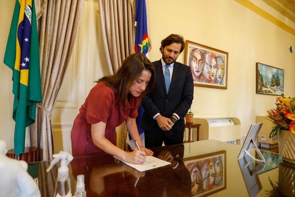 Raquel Lyra assina nomeação de Rodrigo Novaes para o TCE-PE 