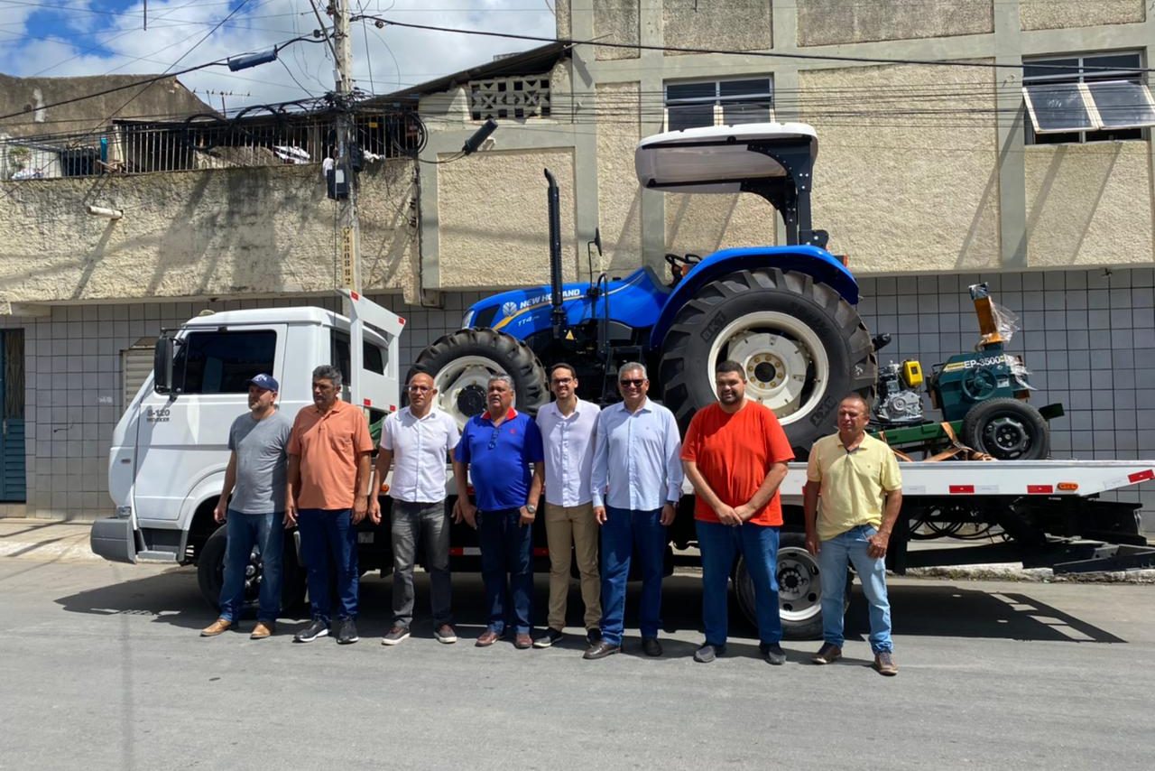 Bancada de oposição entrega maquinário em Belo Jardim 