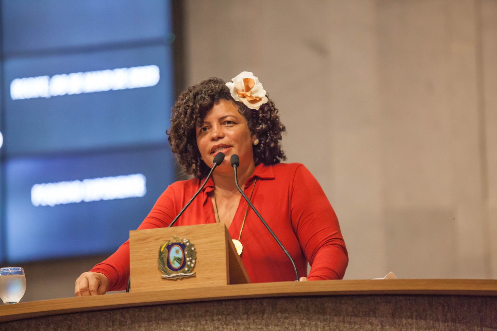 Líder da oposição quer que governo distribua absorventes a pessoas trans e intersexo