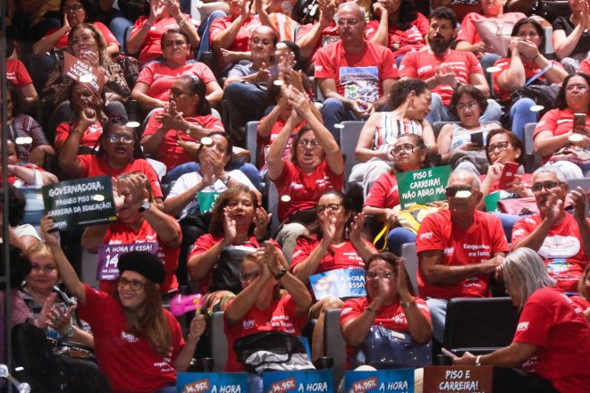 Recurso para votar projeto do piso volta à pauta e professores tentam pressionar deputados