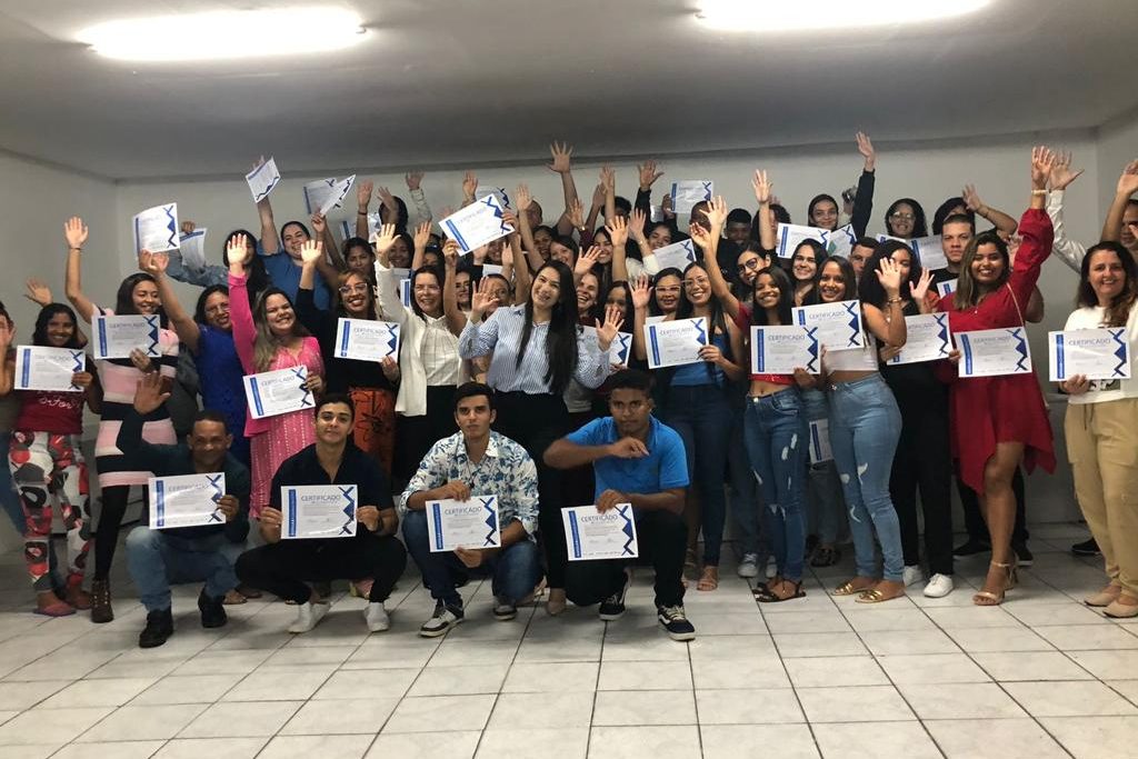 Rejane Maciel entrega certificados para alunos do Qualifica Arcoverde