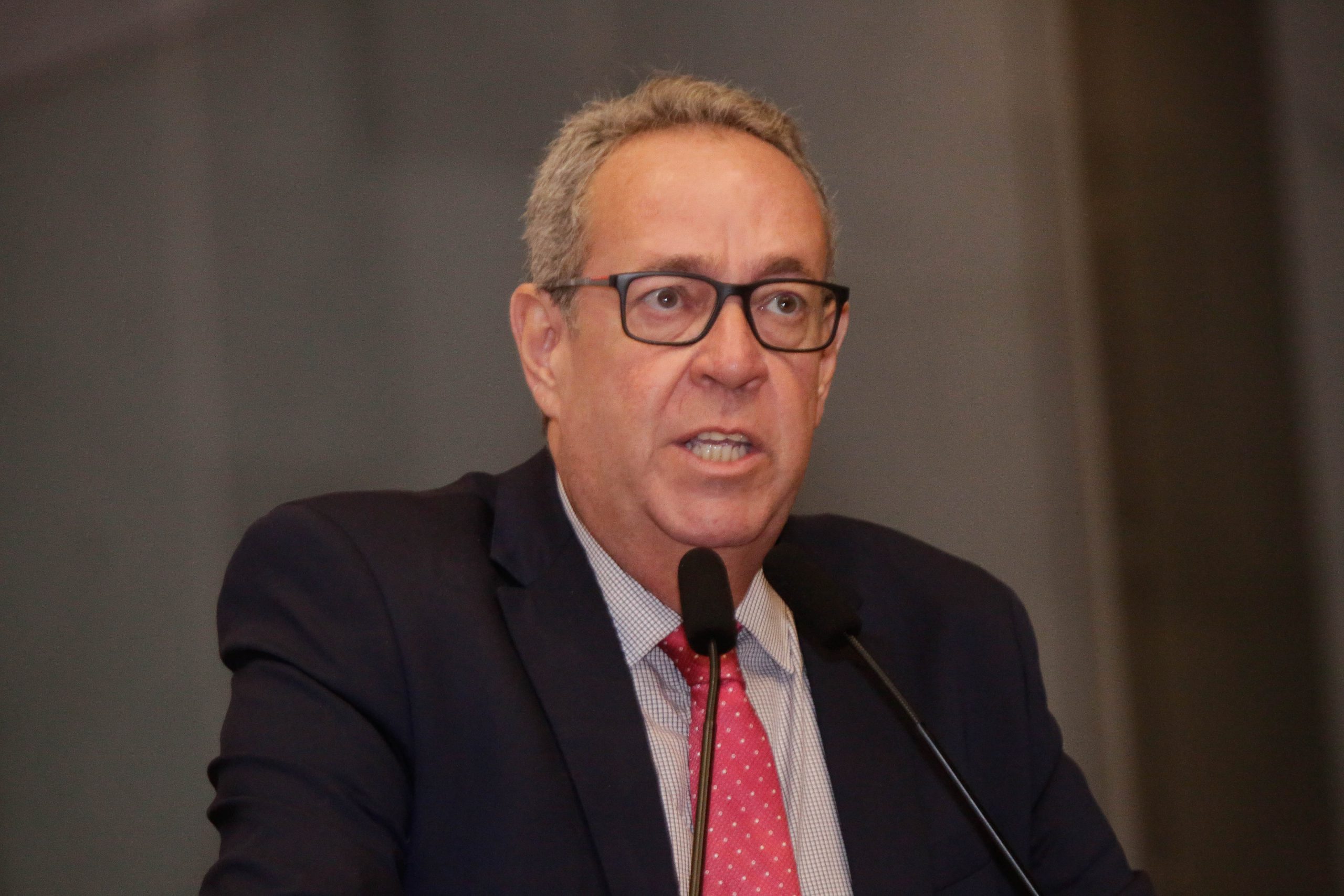 Presidente da Alepe sai em defesa de Izaías Régis 