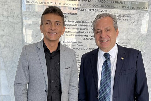 Ao lado de Tadeu Alencar, Mano participa de debate sobre violência nas escolas