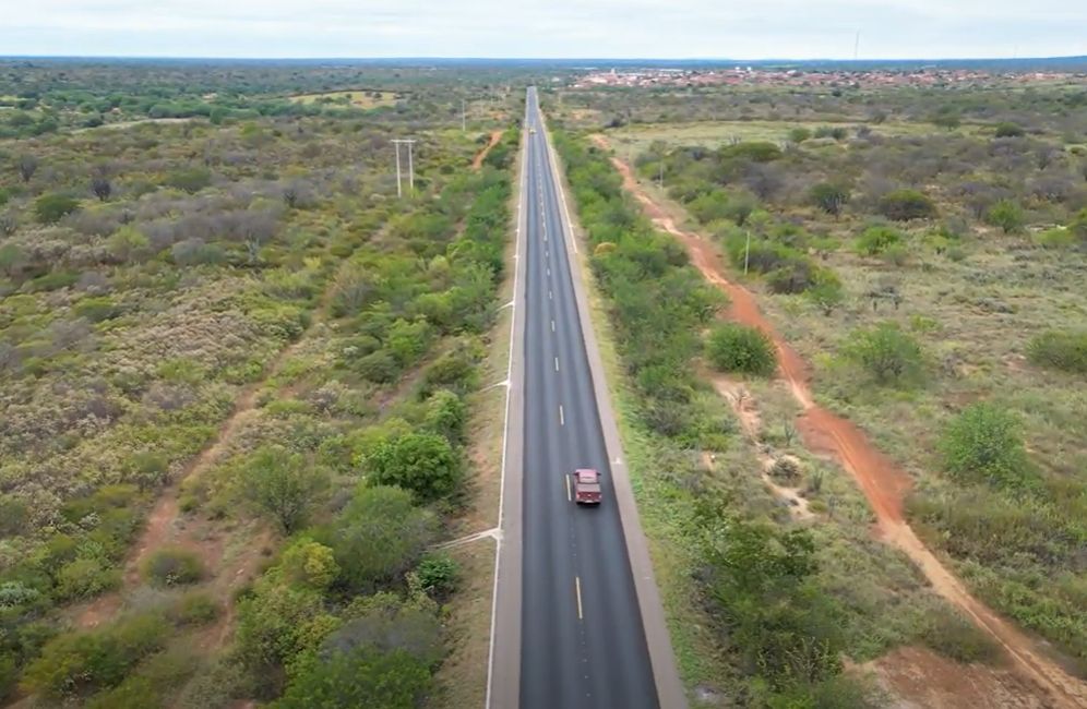 Revitalização da BR-407 fortalece escoamento de vinhos produzidos no Vale do São Francisco