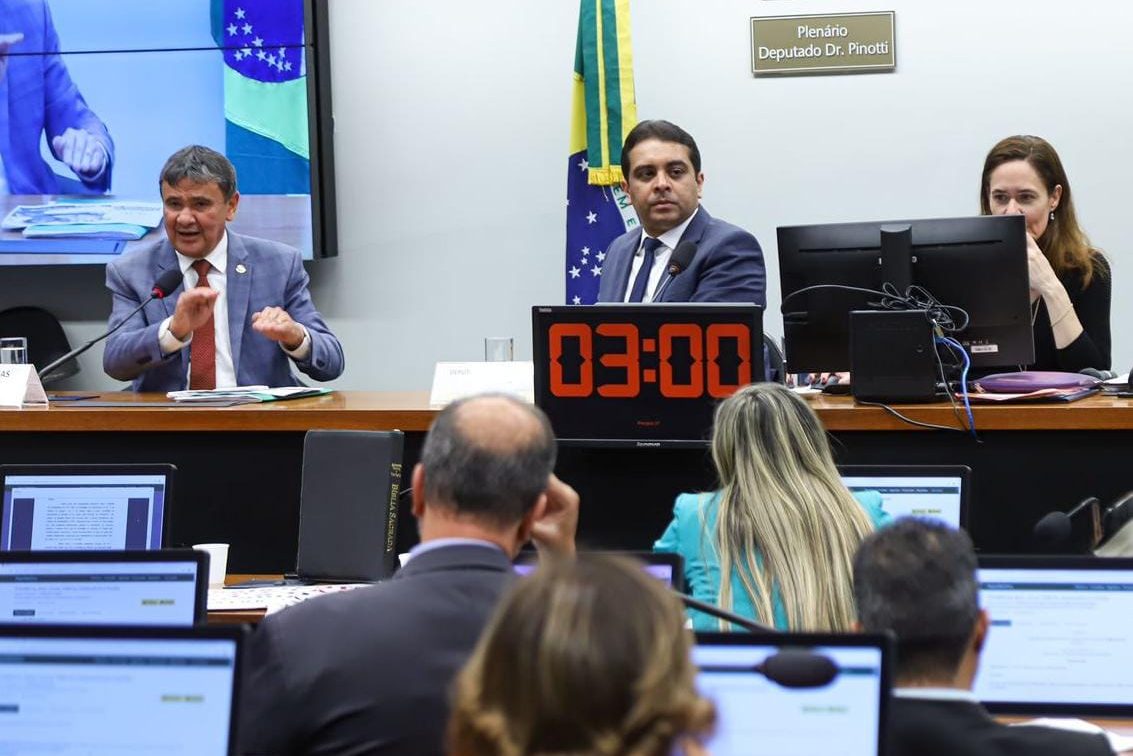 Fernando Rodolfo lidera aprovação do piso salarial para assistentes sociais