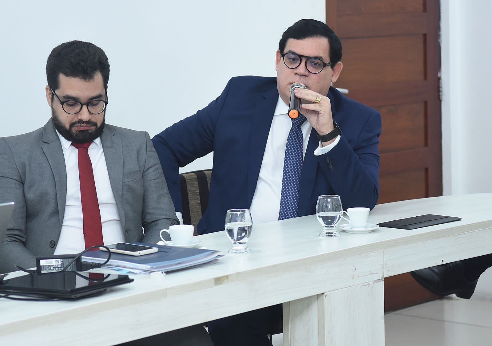 Reunião da comissão inicia com clima quente entre relator e advogados