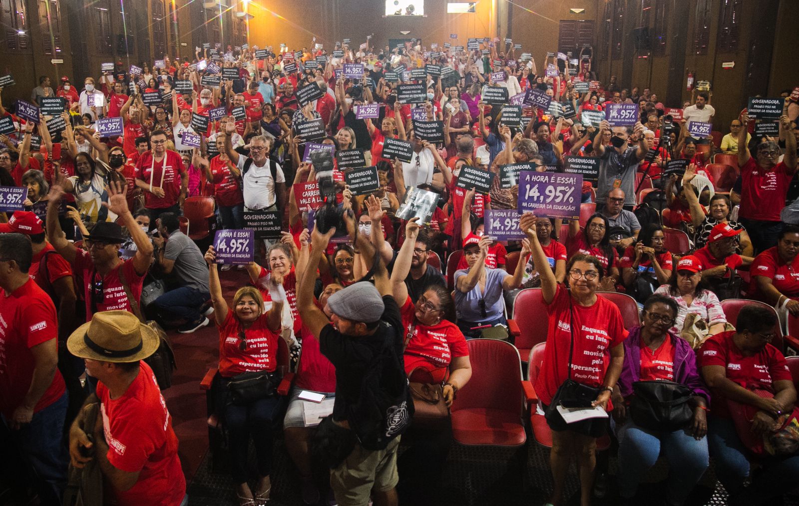Professores da rede estadual de ensino em Estado de Greve