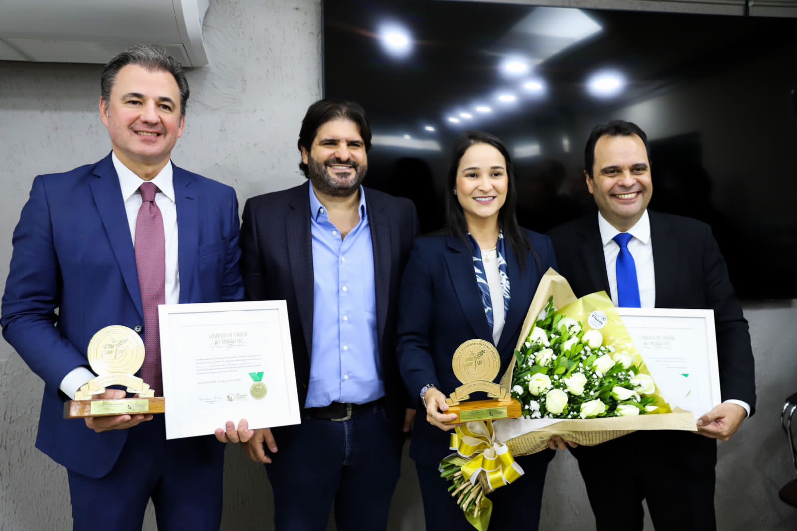 Labanca entrega maior comenda de São Lourenço a dirigentes da OAB-PE