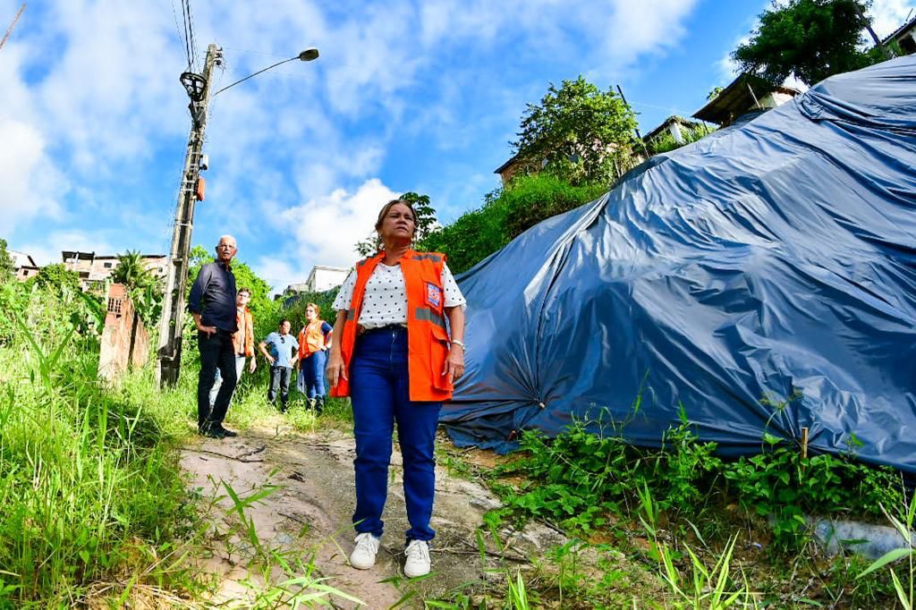 Nadegi assina ordem de serviço para serviço de contenção em Camaragibe