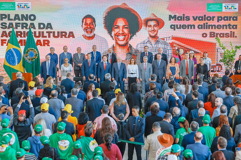 Luciana Santos assina decreto que recria programa Mais Alimentos