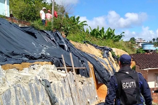 Prefeitura do Recife flagra corte irregular de barreira em Jardim Monte Verde