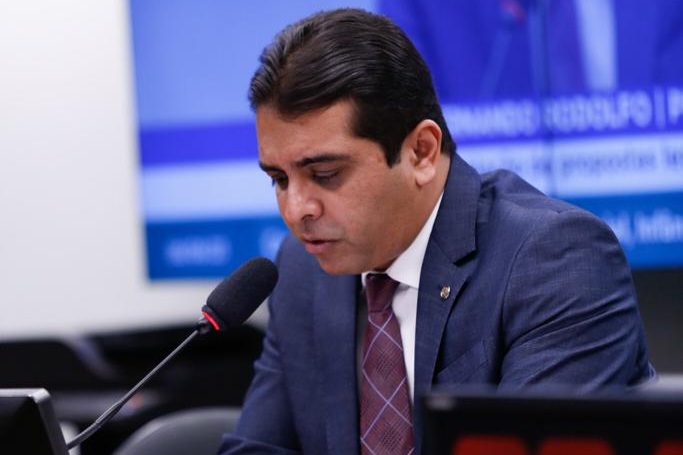 Fernando Rodolfo aprova projeto que proíbe presos de receberem benefícios sociais