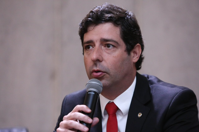 Deputado diz que Estado ‘esquece’ do programa Ganhe o Mundo