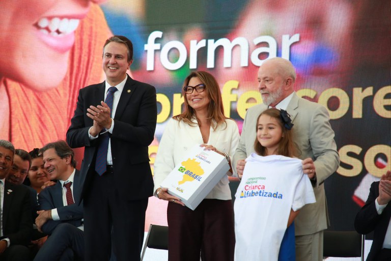 Nova política de alfabetização terá investimento de R$ 3 bilhões 