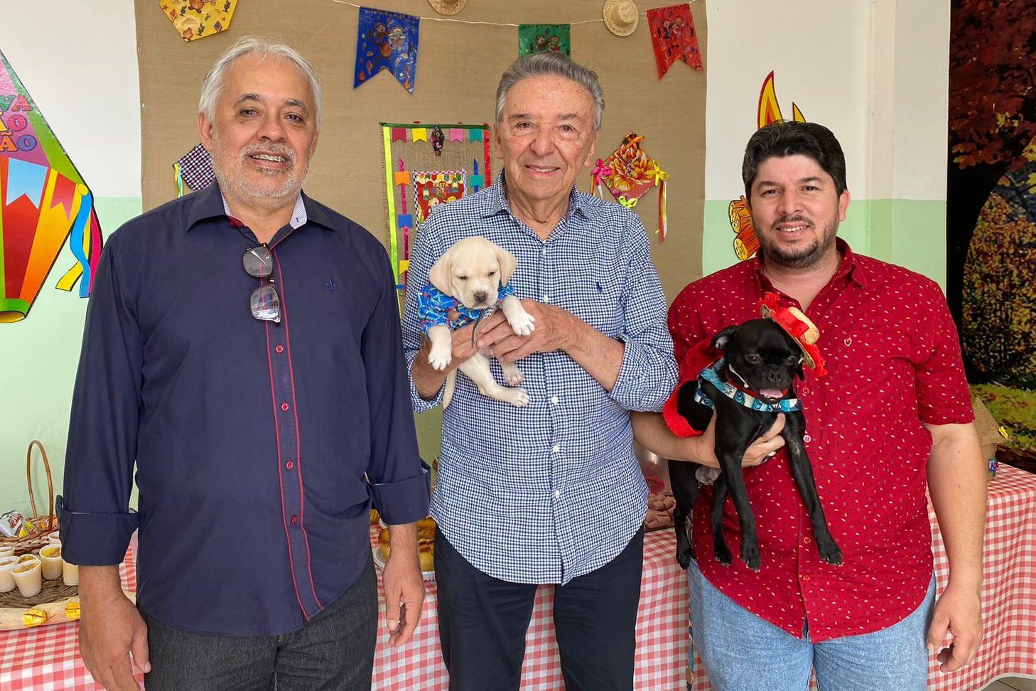 Em ritmo de pré-campanha, Zé Queiroz participa do café junino de Fagner