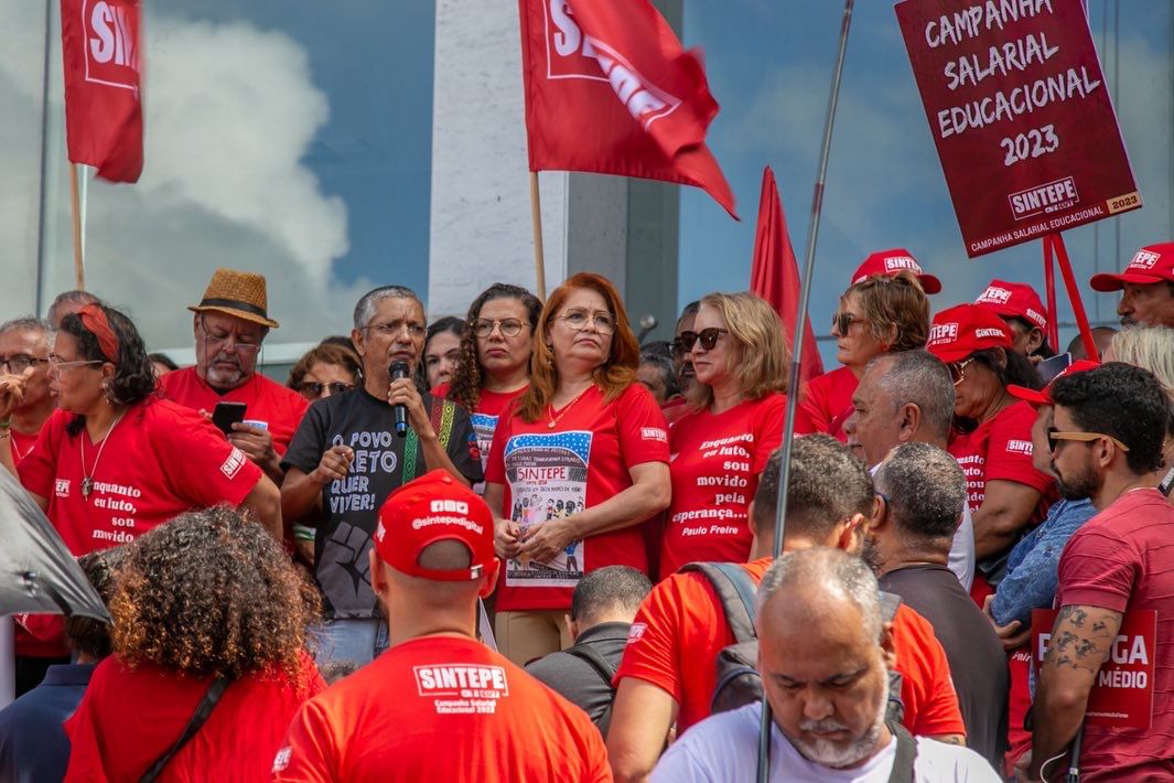 Professores estaduais fazem paralisação e prometem protesto 